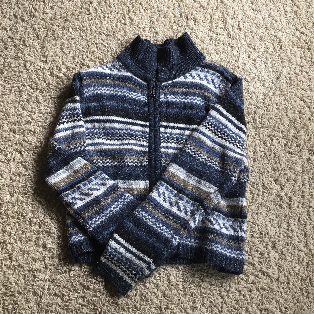 Semi-cropped zip up sweatshirt.